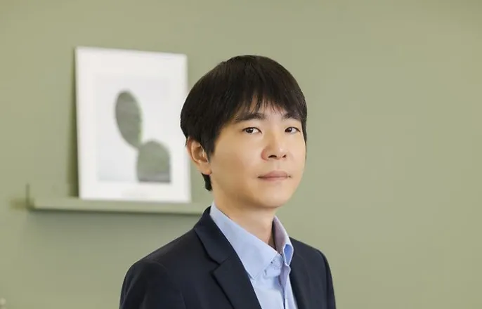 노란 수영복에 섹시한 몸매 어필하는 존예 처자