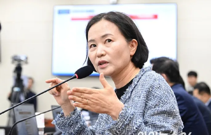 노란 수영복에 섹시한 몸매 어필하는 존예 처자