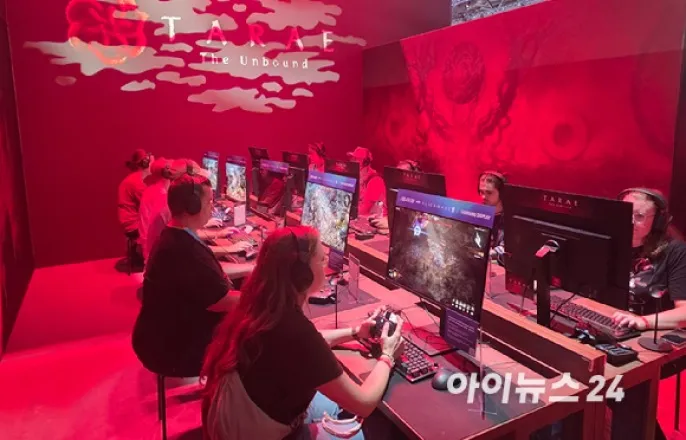 노란 수영복에 섹시한 몸매 어필하는 존예 처자