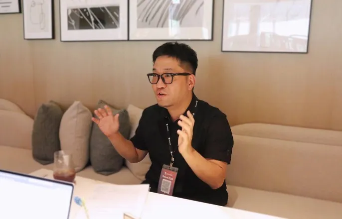 노란 수영복에 섹시한 몸매 어필하는 존예 처자