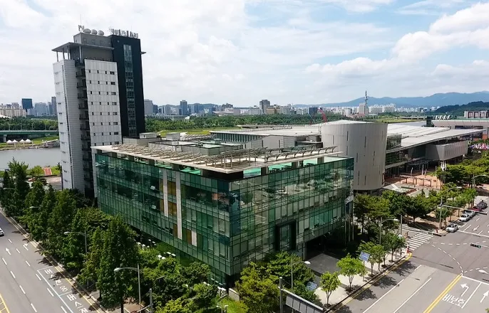 노란 수영복에 섹시한 몸매 어필하는 존예 처자
