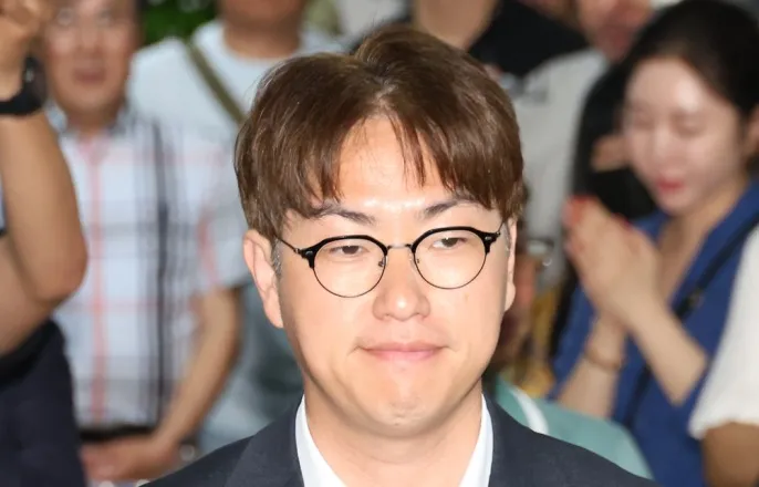 노란 수영복에 섹시한 몸매 어필하는 존예 처자
