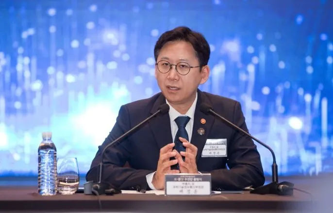 노란 수영복에 섹시한 몸매 어필하는 존예 처자