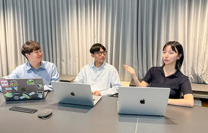 노란 수영복에 섹시한 몸매 어필하는 존예 처자