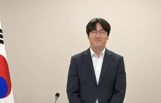 노란 수영복에 섹시한 몸매 어필하는 존예 처자