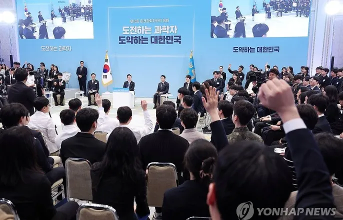 노란 수영복에 섹시한 몸매 어필하는 존예 처자