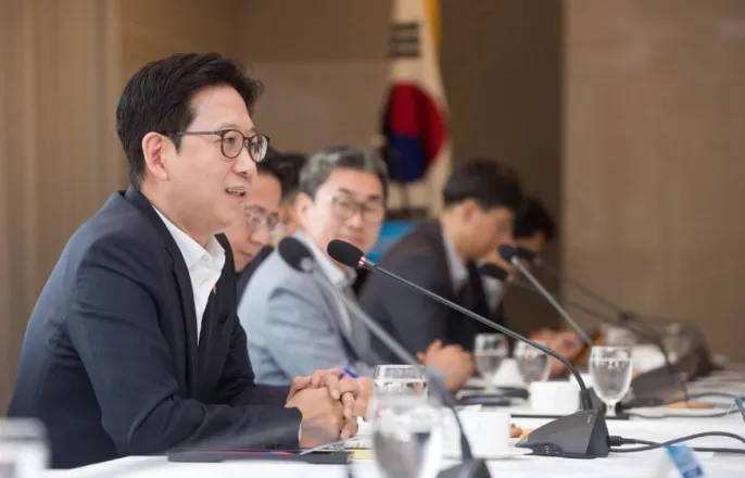 노란 수영복에 섹시한 몸매 어필하는 존예 처자