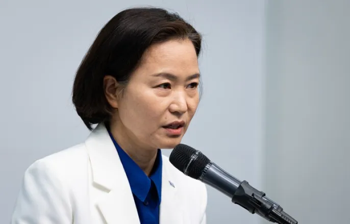 노란 수영복에 섹시한 몸매 어필하는 존예 처자