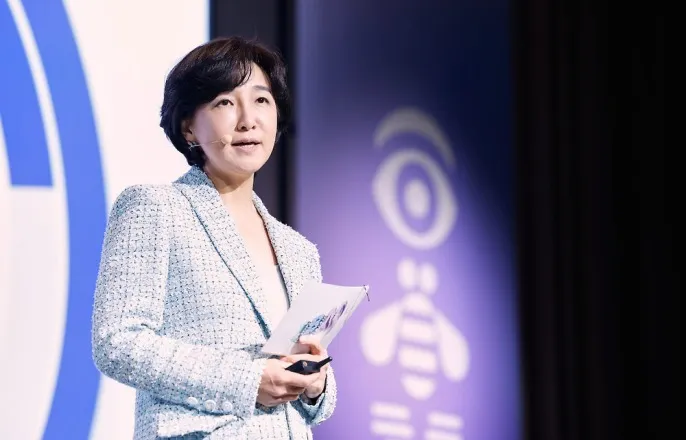 노란 수영복에 섹시한 몸매 어필하는 존예 처자