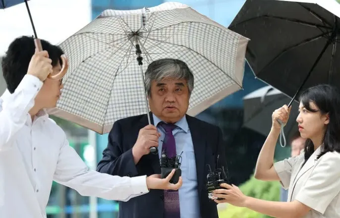 노란 수영복에 섹시한 몸매 어필하는 존예 처자