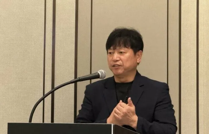 노란 수영복에 섹시한 몸매 어필하는 존예 처자