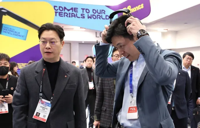 노란 수영복에 섹시한 몸매 어필하는 존예 처자