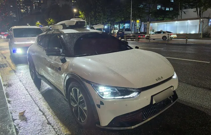 노란 수영복에 섹시한 몸매 어필하는 존예 처자