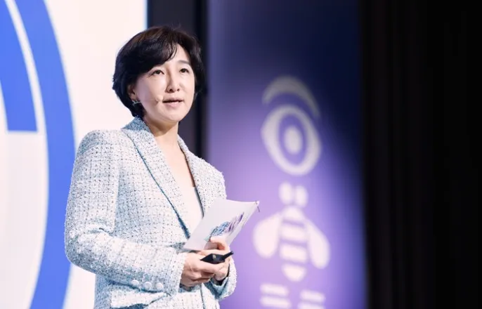 노란 수영복에 섹시한 몸매 어필하는 존예 처자
