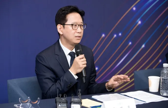 노란 수영복에 섹시한 몸매 어필하는 존예 처자