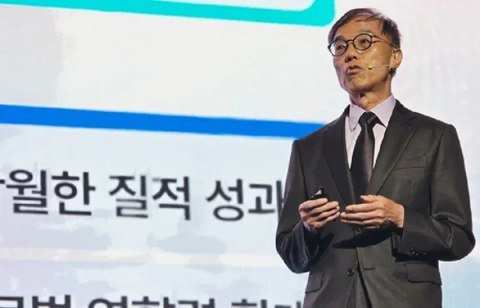 노란 수영복에 섹시한 몸매 어필하는 존예 처자