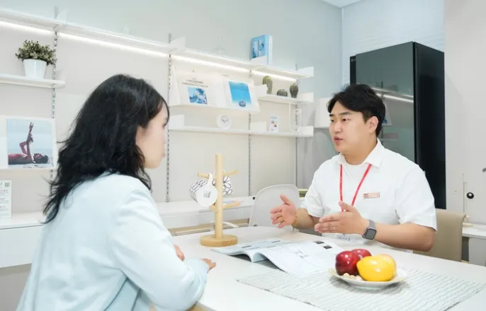 노란 수영복에 섹시한 몸매 어필하는 존예 처자