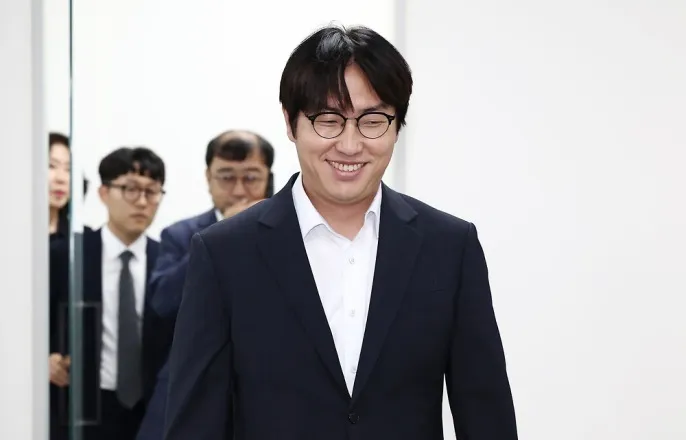 노란 수영복에 섹시한 몸매 어필하는 존예 처자