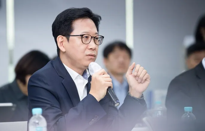 노란 수영복에 섹시한 몸매 어필하는 존예 처자