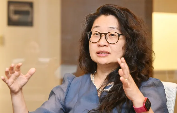 노란 수영복에 섹시한 몸매 어필하는 존예 처자