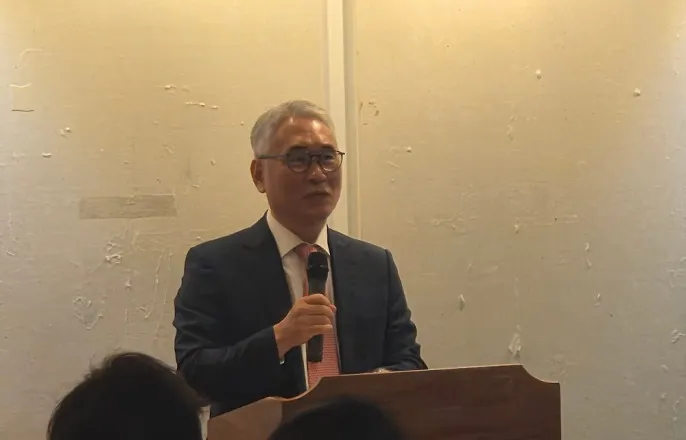 노란 수영복에 섹시한 몸매 어필하는 존예 처자
