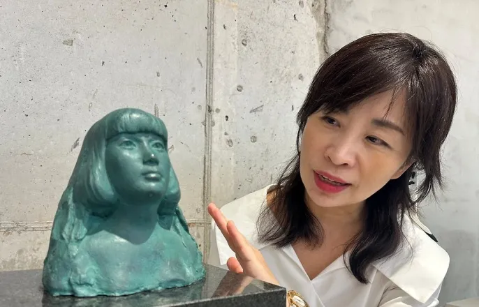노란 수영복에 섹시한 몸매 어필하는 존예 처자