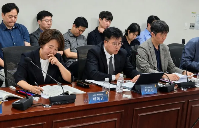 노란 수영복에 섹시한 몸매 어필하는 존예 처자