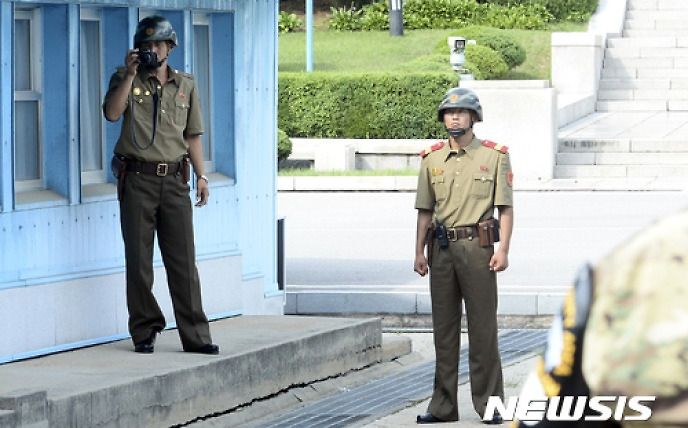 송영무 국방부 장관 일행 촬영하는 북측 병사