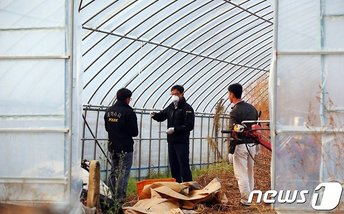 이영학 계부 숨진 비닐하우스서 현장 감식하는 경찰