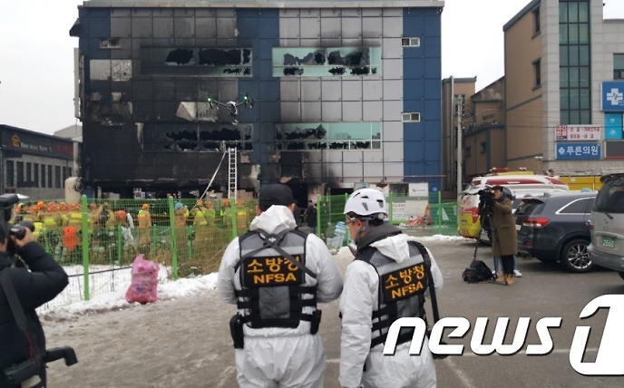 제천 화재 현장서 감식 작업 중인 소방청 감식반