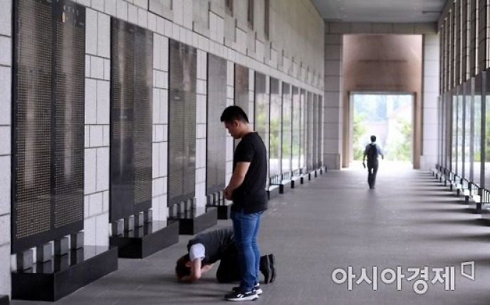 [포토] 전쟁기념관 전사자 명비 참배하는 청년들