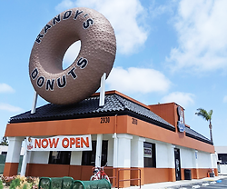 LA 맛집, 유명스타들도 다녀가는 RANDY'S DONUTS