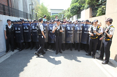 경찰이 전두환 전 대통령 자택으로 향하는 길목을 차단하고 있다(자료사진)