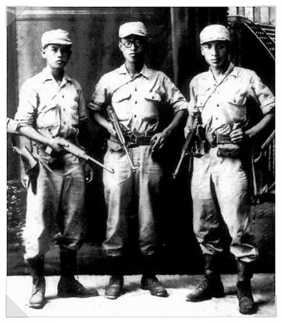 장준하가 OSS 대원이었던 1945년 8월. 오른쪽부터 장준하, 김준엽 전 고려대 총장, 노능서. OSS 작전명은 '독수리작전'이었다.  1기생의 훈련은 8월 4일 종료되었다.