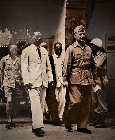 OSS 도노반 국장과 국내진입작전을 협의하고 광복군 제2지대 정문을 나서는 김구 (서안, 1945.8.7)