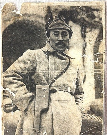 여천 홍범도는 김좌진에 비해 저평가되었다. 사망한 곳이 카자흐스탄이라 그의 소식을 들을 수 없었고,  무엇보다 김좌진과 함께 전투했던 이범석은 회고록 을 통해  그를 많이 깍아내렸기 때문이다.