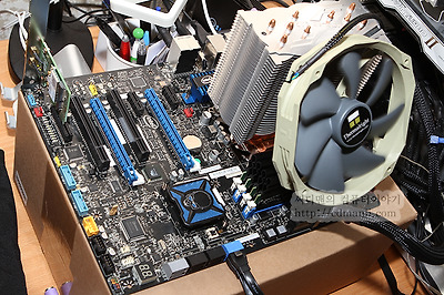 i7-3770K i7-2600K 비교, 비교, 벤치마크, 아이비브릿지, 샌디브릿지, 센디브릿지, Ivy Bridge, Sandy Bridge, i7-3770K, 오버클러킹, ES, CPU-Z, 공냉, 5.4Ghz, 7Ghz, ASUS SABERTOOTH Z77, A/S, 오버, QC45 ES, 3.5Ghz, i7-2600K, 소음, 전압, 효율, 전력측정, i7-3770K ES, HD4000, HD 4000, HD3000, HD 3000, 4Core 8-Way Multitask Processing, DZ77GA-70K, 인텔, 메인보드, 아수스, CPU, i7-3770K i7-2600K 비교를 해 보았습니다. ES버전을 미리 받아서 써보고 몇가지를 테스트 해 보았습니다. 사실 i7-2700K와 비교를 해야하는데 약간 클럭은 낮지만 i7-3770K 와 i7-2600K 를 비교한것을 감안하고 봐주세요. 엔지니어링 샘플에서는 TDP가 77W로 공개가 되었지만 현재 정식패키지에는 TDP 95W로 변경이 되었습니다. TDP는 물론 열설계전력일 뿐이고 실제로는 메인보드도 발전하고 공정도 더 정밀해졌기 때문에 전력소모량이 크게 줄었습니다.