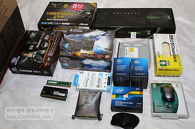 컴퓨터 조립 동영상, 가장 자세한, 포스트, 원리, how to build a computer, 유투브, 유투브 패치, CPU, 메인보드, 메모리, PC3, DDR3, 팬, 쿨러, 케이스, 한정테크, 부품, SSD, 하드디스크, HDD, 수술용장갑, ODD, 광학장치, 씨디롬, 램, 그래픽카드, 이엠텍, 사파이어, HD6850, 멀티카드리더기, i7-3770K, i5-2500, SABERTOOTH Z77, Z77, 마우스, 키보드, 연결, USB, 까페, 파워서플라이, 조립, 조립 동영상, IT,컴퓨터 조립 동영상 가장 자세한 포스트 원리를 배우자 원하는 컴퓨터를 갖는 방법으로는 직접 좋은 부품을 선택하여 직접 만드는 방법이 있습니다. 이번 컴퓨터 조립 동영상에서는 그냥 이렇게 꽂으세요 이렇게 하세요 라고 설명하는것이 아니라 무엇을 주의해야하고 어떻게 하는것이 좋은지 그리고 왜 꽂아야하는지 등 원리를 설명하면서 궁극적으로는 가장 완벽하게 조립하는 방법을 설명하려고 합니다. 덕분에 이번 컴퓨터 조립 동영상은 영상 길이가 좀 길어졌습니다. 물론 보시는 분들이 지겹지 않도록 알아두면 좋은 팁들을 많이 넣어서 제작했으니 보면 분명 도움이 되실 것 입니다. how to build a computer 는 총 9편으로 구성이 되어 있습니다. 1080P를 지원하므로 고화질 유투브 영상을 볼 수 있습니다. 컴퓨터를 보통 처음 조립시에는 각 부품이 잘 포장되어서 왔는지 먼저 체크 후 부팅에 가장 최소한으로 필요한 장치를 먼저 연결 후 부팅 테스트를 합니다. 일명 누드 테스트 인데요. 이때 문제가 발생하지 않으면 컴퓨터 케이스에 실제로 메인보드를 장착하고 그래픽카드와 ODD, 하드디스크를 연결 하게 됩니다. 이번 컴퓨터 조립 동영상 에서는 최대한 실제 조립에 근접한 모습을 보여드리기 위해서 실제로 처음 배송되어서 온 상태에서 시작을 했습니다. 반드시 기억해두세요. 컴퓨터 조립을 전혀 해본적 없는 유저도 이 동영상을 보시면 조립이 가능 합니다. 그리고 그냥 단순히 조립하는것에 그치지 않고 원리를 배우고 앞으로 어떤 컴퓨터 부품을 가져다 놓더라도 조립이 가능합니다.