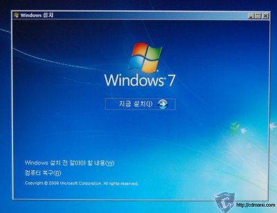 컴퓨터 조립 동영상, 가장 자세한, 포스트, 원리, how to build a computer, 유투브, 유투브 패치, CPU, 메인보드, 메모리, PC3, DDR3, 팬, 쿨러, 케이스, 한정테크, 부품, SSD, 하드디스크, HDD, 수술용장갑, ODD, 광학장치, 씨디롬, 램, 그래픽카드, 이엠텍, 사파이어, HD6850, 멀티카드리더기, i7-3770K, i5-2500, SABERTOOTH Z77, Z77, 마우스, 키보드, 연결, USB, 까페, 파워서플라이, 조립, 조립 동영상, IT,컴퓨터 조립 동영상 가장 자세한 포스트 원리를 배우자 원하는 컴퓨터를 갖는 방법으로는 직접 좋은 부품을 선택하여 직접 만드는 방법이 있습니다. 이번 컴퓨터 조립 동영상에서는 그냥 이렇게 꽂으세요 이렇게 하세요 라고 설명하는것이 아니라 무엇을 주의해야하고 어떻게 하는것이 좋은지 그리고 왜 꽂아야하는지 등 원리를 설명하면서 궁극적으로는 가장 완벽하게 조립하는 방법을 설명하려고 합니다. 덕분에 이번 컴퓨터 조립 동영상은 영상 길이가 좀 길어졌습니다. 물론 보시는 분들이 지겹지 않도록 알아두면 좋은 팁들을 많이 넣어서 제작했으니 보면 분명 도움이 되실 것 입니다. how to build a computer 는 총 9편으로 구성이 되어 있습니다. 1080P를 지원하므로 고화질 유투브 영상을 볼 수 있습니다. 컴퓨터를 보통 처음 조립시에는 각 부품이 잘 포장되어서 왔는지 먼저 체크 후 부팅에 가장 최소한으로 필요한 장치를 먼저 연결 후 부팅 테스트를 합니다. 일명 누드 테스트 인데요. 이때 문제가 발생하지 않으면 컴퓨터 케이스에 실제로 메인보드를 장착하고 그래픽카드와 ODD, 하드디스크를 연결 하게 됩니다. 이번 컴퓨터 조립 동영상 에서는 최대한 실제 조립에 근접한 모습을 보여드리기 위해서 실제로 처음 배송되어서 온 상태에서 시작을 했습니다. 반드시 기억해두세요. 컴퓨터 조립을 전혀 해본적 없는 유저도 이 동영상을 보시면 조립이 가능 합니다. 그리고 그냥 단순히 조립하는것에 그치지 않고 원리를 배우고 앞으로 어떤 컴퓨터 부품을 가져다 놓더라도 조립이 가능합니다.