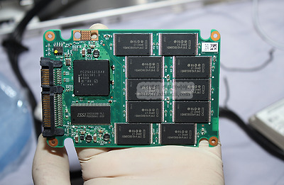 AHCI, It, MLC, slc, SSD, SSD 수명, SSD 오래, SSD 최적화, Superfetch, 가상 메모리, 가상페이지, 수명, 시스템 보호 끄기, 오래 쓰기, 이것만 알아두자, 인덱싱, 조각모음, 조각모음 예약 끄기, 페이징, 휴지통,SSD 최적화 관련글들이 상당히 많은데 실제로 쓰고 있는 입장에서 정확히 필요한것만 다시 모아 보았습니다. SSD를 처음에 너무 어렵게 느끼게 하는것도 사실 이 SSD 최적화에 대한 부분인데요. 하나하나 따라해보니 어렵진 않지만 항상 이렇게 해야하는지도 의문이고 뭐가 사실 좋아지는지도 정확히 모르겠고 어떻게 써야 고장안나고 오래 쓸지에 대해서도 고민을 하게 될 것입니다. 이번시간에는 SSD 최적화를 하는 이유를 설명하고 하면 어떤게 좋아지는지 천천히 살펴보도록 하겠습니다. SSD는 크게는 SLC와 MLC타입으로 나뉩니다. SLC 타입이 MLC타입보다 좋은것은 아마 아실겁니다. 다만 가격이 고가이기 때문에 가격을 좀 더 낮추기 위해서 MLC를 많이 씁니다. 실제 사용자들이 많이 구매하는 것은 모두 MLC 타입입니다. 현재로선 그렇죠. 