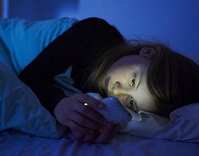사진: 잠자리 옆에 휴대폰을 두고 자는 것도 송과체를 퇴화시키는 원인 중 하나라고 한다. 불소도 칼슘화의 의혹이 있다. [간뇌에 위치한 송과체(송과선)의 중요성]