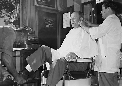 사진: 이발사가 입는 하얀 가운의 유래는 의사의 하얀 가운과 같다. (사진은 1900년대 초중반의 모습) [이발사와 외과의사 - 이발소 삼색등 의미와 의사 가운의 유래]