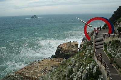 태종대 최고의 명승지로 절벽위에 세워진 영도등대