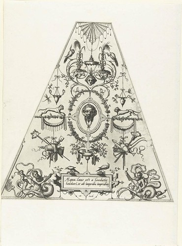 Trapeziumvormige vlakdecoraties met grotesken