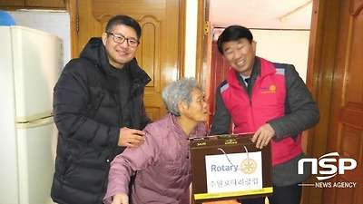 19일 오후1시부터 수노회 회원과 수원로타리클럽회원들이 중증장인과 독거노인가정을 방문해 설 명절 선물세트를 전달했다. (사진 = 김종식 기자)