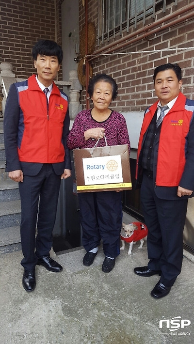 19일 오후1시부터 수노회 회원과 수원로타리클럽회원들이 중증장인과 독거노인가정을 방문해 설 명절 선물세트를 전달했다. (사진 = 김종식 기자)