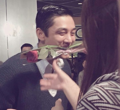 꽃 받을 손이 없는 유아인 | 인스티즈