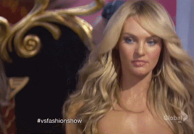 빅토리아 시크릿 무대에 오르기 전 손 덜덜 떠는 모델. gif | 인스티즈