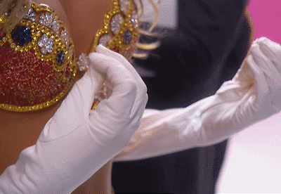 빅토리아 시크릿 무대에 오르기 전 손 덜덜 떠는 모델. gif | 인스티즈