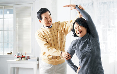 나이가 들면 신체 기능이 전반적으로 떨어지면서 질병의 위험이 커진다. 하지만 심신 관리를 어떻게 하느냐에 따라 건강상태는 달라질 수 있는 만큼 건강하게 늙기 위한 노력이 필요하다.